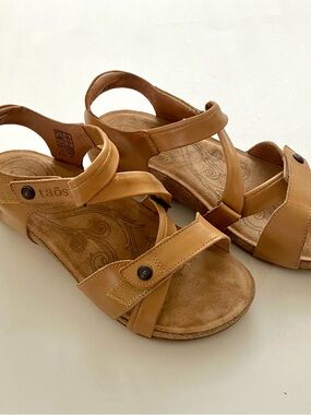 Taos Footwear Universe Women’s Leather Strappy Comfort Sandals. Size 37EU. Tan.
